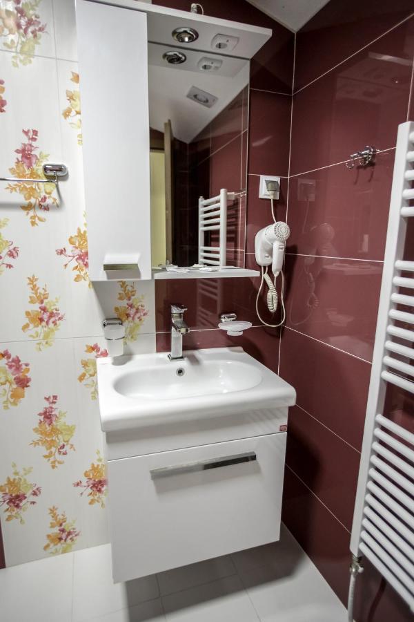 The House Of The Miyaks Hotel Rostusa Bagian luar foto