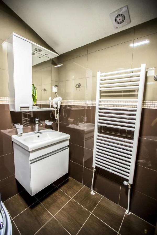 The House Of The Miyaks Hotel Rostusa Bagian luar foto