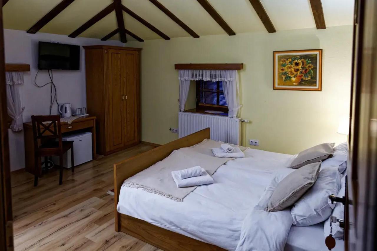 The House Of The Miyaks Hotel Rostusa Bagian luar foto