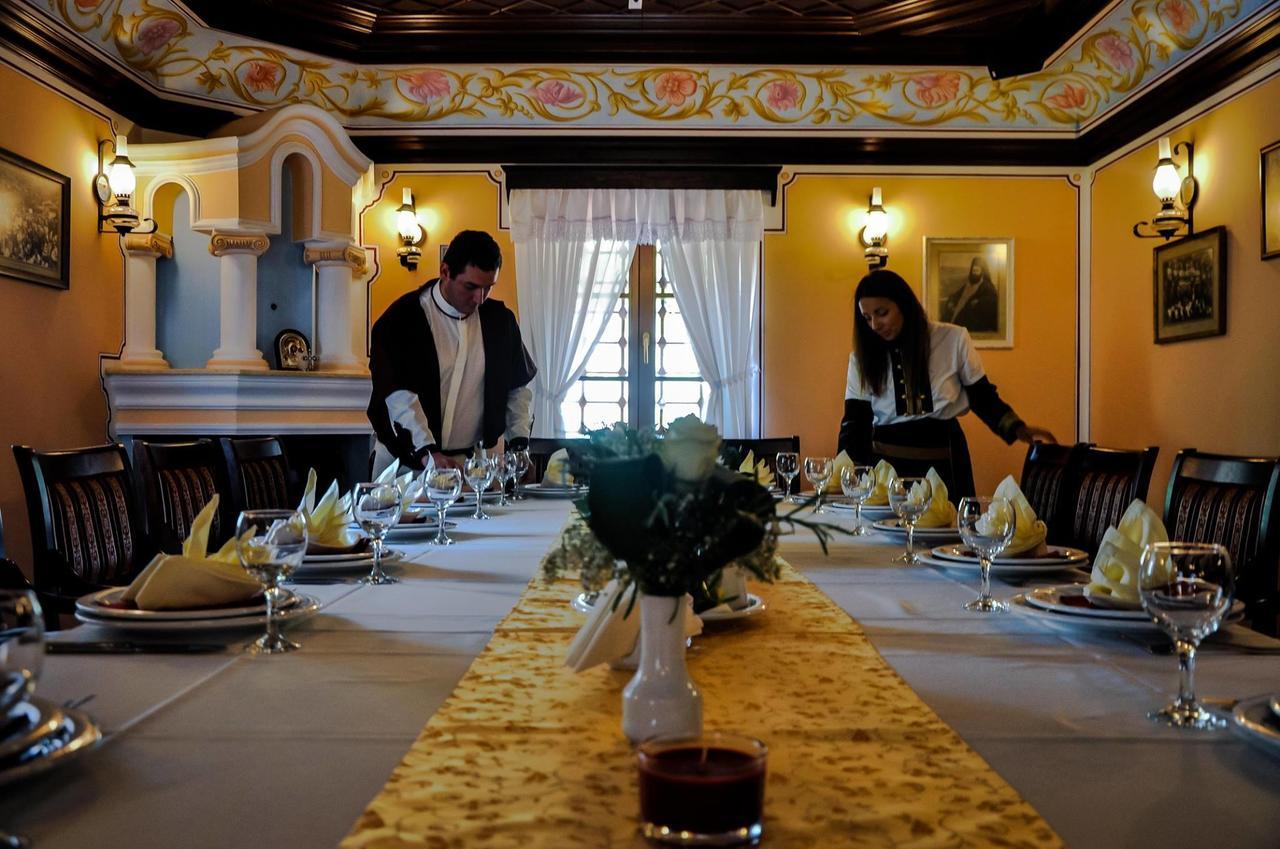 The House Of The Miyaks Hotel Rostusa Bagian luar foto